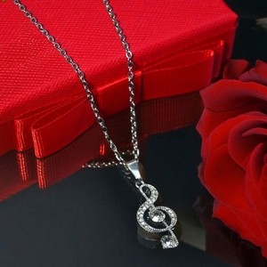 Collier s925 avec pendentif note musicale et boîte cadeau rose rouge sur miroir noir brillant