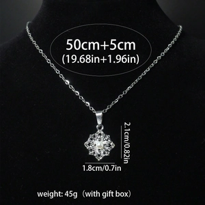Vue détaillée du pendentif flocon argenté avec perle et dimensions spécifiées