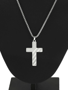 Détail d'un pendentif croix en acier avec motif drapeau américain et chaîne box