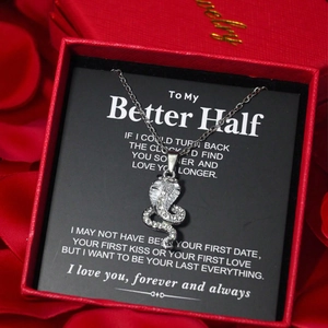 Collana con pendente a serpente e zirconi in scatola regalo con petali di rose rosse