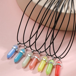 Lot de sept colliers hexagonaux lumineux avec pendentifs en pierre de diverses couleurs