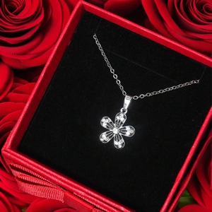 Halskette mit Kleeblatt-Anhänger aus Silber in roter Geschenkbox mit echten Rosen