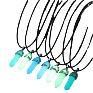 Lot de sept colliers pendentifs en cristal hexagonal lumineux avec cordons noirs