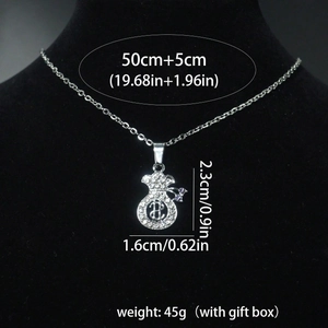 Vue macro du pendentif sac d'argent avec strass blancs et détails des dimensions du bijou