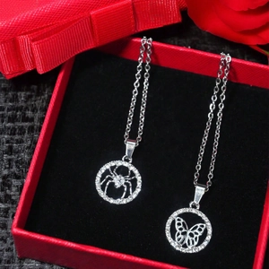 Parure de colliers pendentifs araignée et papillon avec cristaux dans un coffret rouge