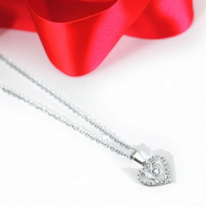 Collier à pendentif double cœur avec strass et chaîne argentée dans une boîte cadeau