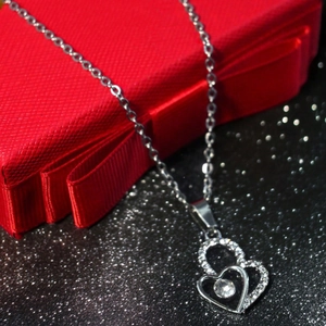 Collana con pendente a doppio cuore e cristalli in una scatola regalo rossa