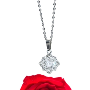 Collier flocon de neige rotatif avec pendentif perle et zircon sur chaîne argent