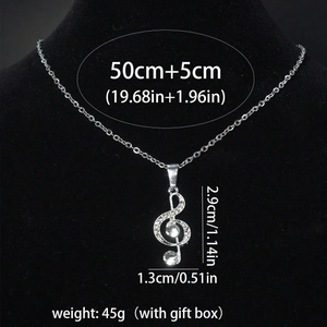 Vue détaillée du collier note de musique en argent avec diamants sur modèle de cou