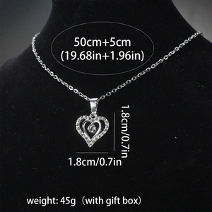 Détail du pendentif cœur en argent avec strass sur un support de collier noir