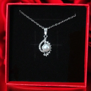 Conch pearl necklace with hollow pendant and zircon details in a red gift box