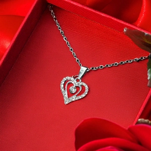 Collier pendentif double cœur avec strass présenté dans un coffret cadeau rouge