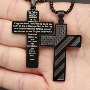 Collier croix en acier noir avec gravure laser du Notre Père et drapeau américain