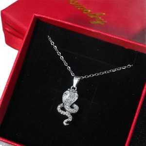 Collana con ciondolo a forma di cobra d'argento e zirconi in elegante scatola regalo rossa
