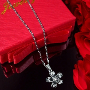 Silberne Kleeblatt Anhänger Halskette mit Diamanten und roter Geschenkbox Luxus-Set