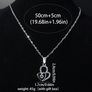 Dettaglio della collana con ciondolo a doppio cuore argento e diamanti su espositore