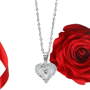Collier double cœur argenté avec strass et décor romantique de rose rouge et ruban