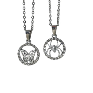 Colliers en alliage argenté avec pendentifs ronds en strass et motifs araignée et papillon