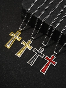 Vue détaillée de quatre pendentifs croix bicolores avec lustre métallique et chaînes