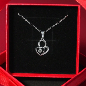 Elegante collana con doppio ciondolo a cuore e zirconi in una scatola regalo