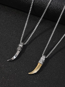 Détails de pendentifs dent de loup en argent avec motifs en relief sur cuir noir élégant