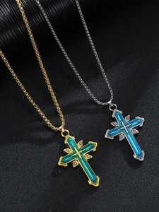 Détail de colliers croix superposés en émail vert doré et bleu argenté au fini métallique