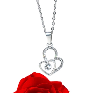 Collana con doppio ciondolo a cuore con cristalli luccicanti e dettaglio rosa rossa