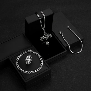 Set di Gioielli Punk in Acciaio Inossidabile con Collana Pendente a Croce Bracciale a Catena e Anello Vintage per Uomo