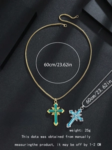 Détail de colliers croix superposés avec pierres vertes et bleues, chaîne 60cm