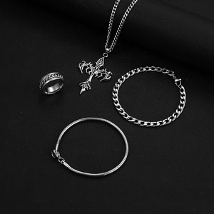Set di gioielli argento con collana croce, anello a catena e bracciale cubano