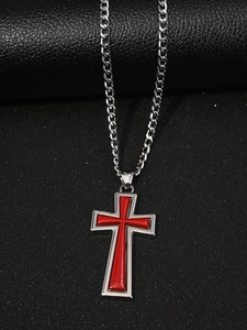 Vue détaillée du pendentif croix en émail rouge avec bord argenté sur cuir noir élégant