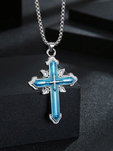 Détail du pendentif croix en argent superposé avec cristal bleu sur chaîne
