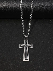 Vue détaillée du collier pendentif croix argent et noir sur une surface en cuir luxe