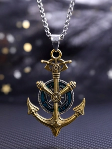 Détail du pendentif ancre vintage avec émail turquoise et finition en bronze vieilli