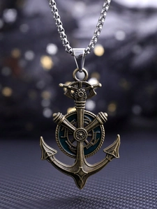 Détail macro du pendentif ancre vintage avec émail turquoise et finition bronze