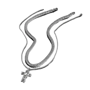 Collier hip-hop argenté à double couche avec un pendentif en forme de croix diamantée