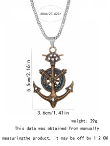 Détail macro du pendentif ancre avec émail bleu marine et cristaux clairs incrustés