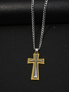 Détail du pendentif croix bicolore or et argent avec texture superposée sur fond noir chic