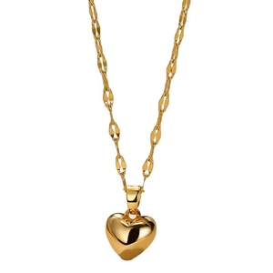 Collier avec pendentif cœur doré poli et chaîne à billes sur un fond blanc minimaliste