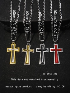 Gros plan détaillé de quatre pendentifs en forme de croix bicolores en or, argent et noir