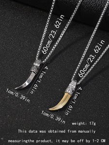 Gros plan d'un pendentif dent de loup vintage avec détails gravés sur chaîne box