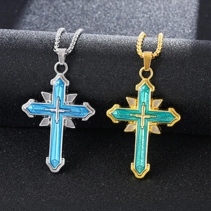 Colliers pendentifs croix superposés avec émail bleu et vert en finitions or et argent