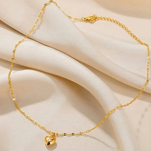 Collier cœur en acier inoxydable doré avec chaîne torsadée fine sur fond de soie