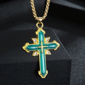 Collier croix dorée multicouche avec incrustation en émail vert et détails flamme