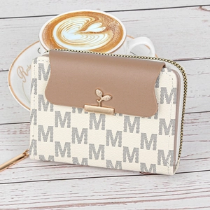 Portefeuille bifold à imprimé lettre M avec fermoir feuille dorée sur surface boisée