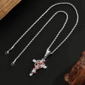 Detailansicht der silbernen Schlangen-Kreuz-Halskette mit Zirkonia-Steinen und Seilkette