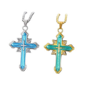 Colliers pendentifs croix superposés en argent-bleu et or-vert sur chaînes torsadées