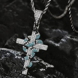 Detailansicht Hip Hop Schlangen-Kreuz-Anhänger mit glitzernden blauen Strasssteinen