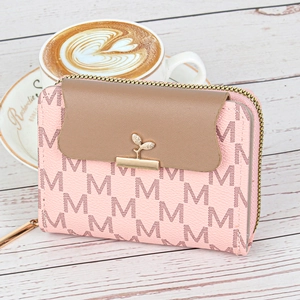 Portefeuille vintage rose et marron avec motif M et boucle feuille sur bois