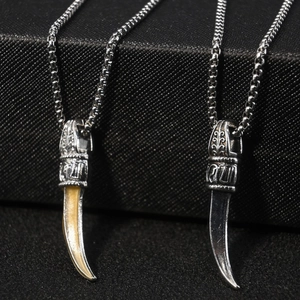 Collier pendentif dent de loup en résine et finition argent avec capuchons ciselés